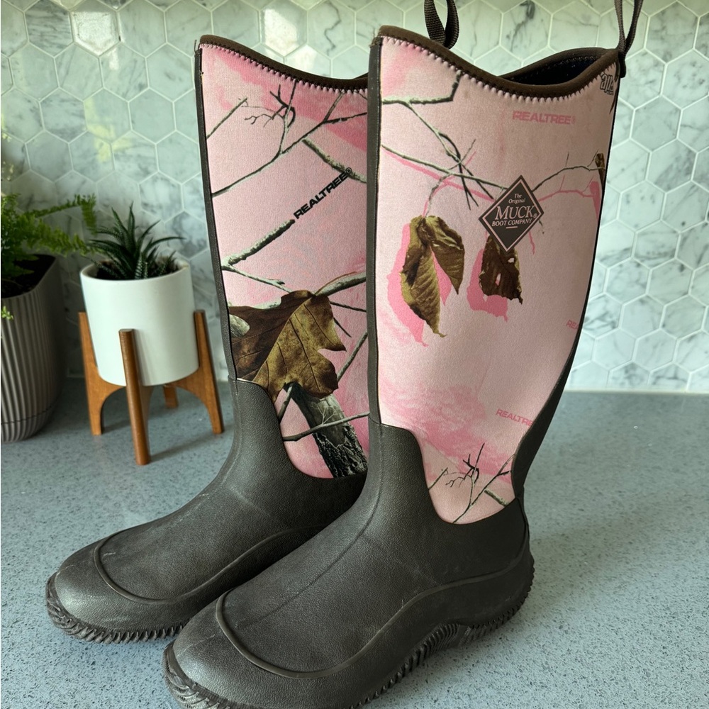 Women’s Pink Realtree Camo Muck Boots size 8